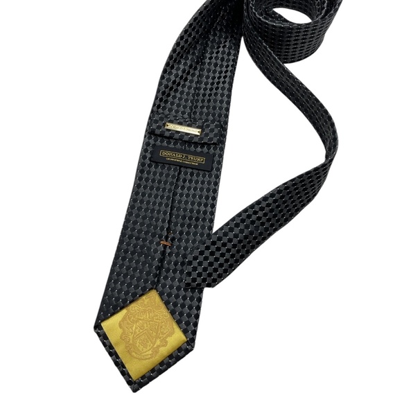 DONALD J. TRUMP Black/Gray Geometric Silk LUXURY Tie HANDMADE - Picture 2 of 4